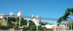 Пешеходный мост, по которому можно попасть из храма прямо в центр города.