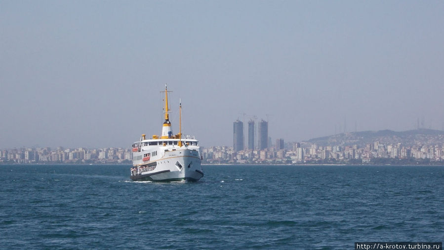 Пароходы с пристани Кабаташ проследуют на острова около семи раз в день Стамбул, Турция