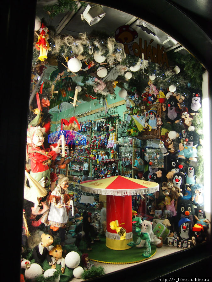 В Праге очень много магазинов марионеток. Их, наверное, столько же, сколько и магазинов с сувенирами. Прага, Чехия