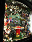 В Праге очень много магазинов марионеток. Их, наверное, столько же, сколько и магазинов с сувенирами.