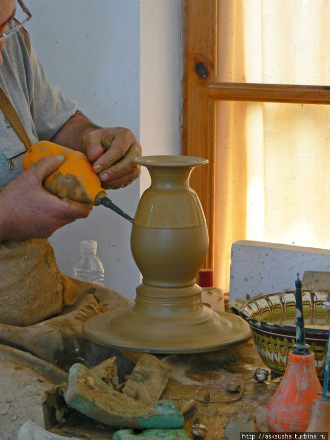Мастер покрывает вазочку глазурью Балчик, Болгария