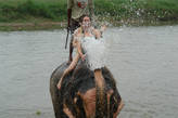 Это очень весёлое занятие — принимать слоно-душ, сидя на широкой тёплой спине этого добродушного великана :-).