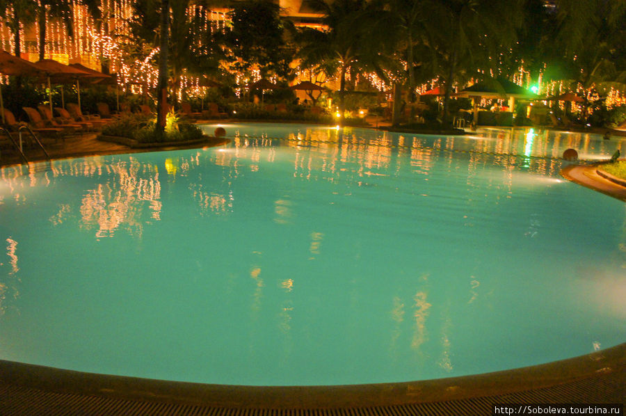 бассейн во дворе Манила, Филиппины