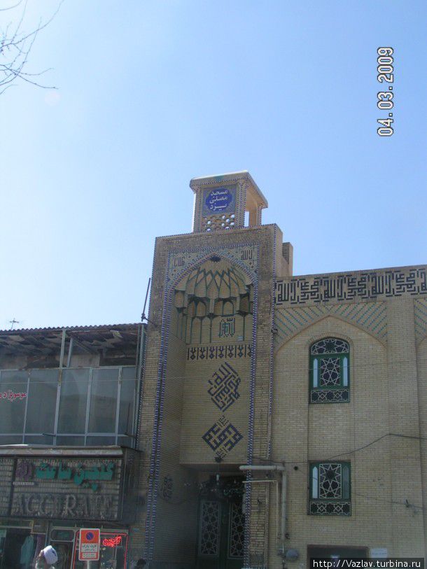 Центр города — старинное здание и современный торговый центр Йезд, Иран