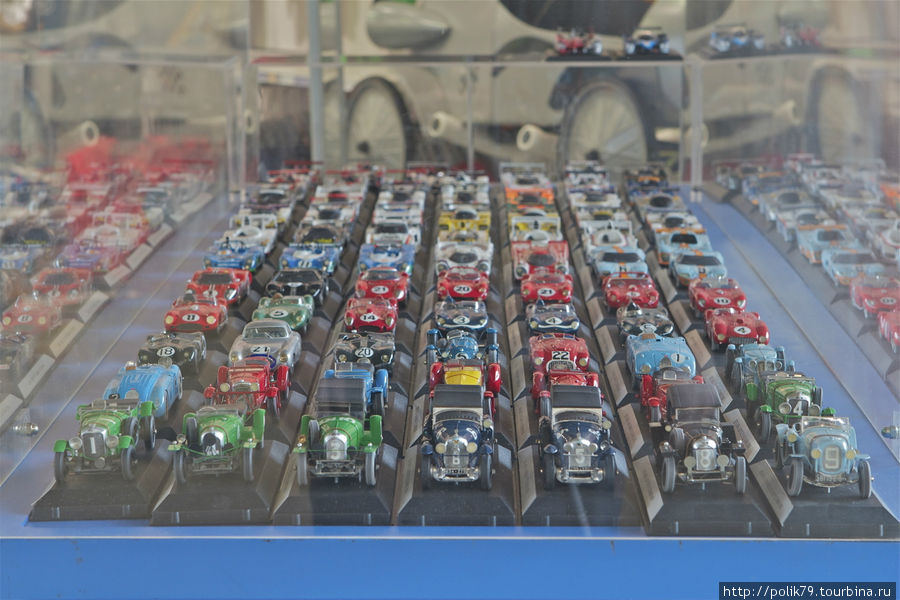 Единственный экспонат музея, который удалось увидеть, — модели всех автомобилей-победителей. Ле-Ман, Франция