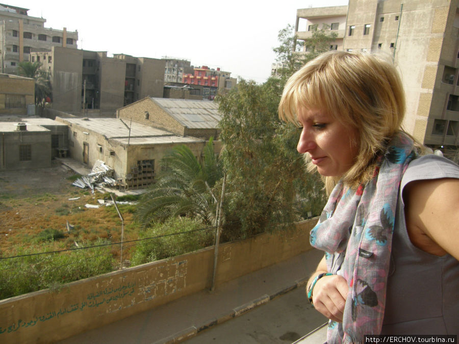 Блондинка в Ираке, или в Иране, ну где-то там... Ирак