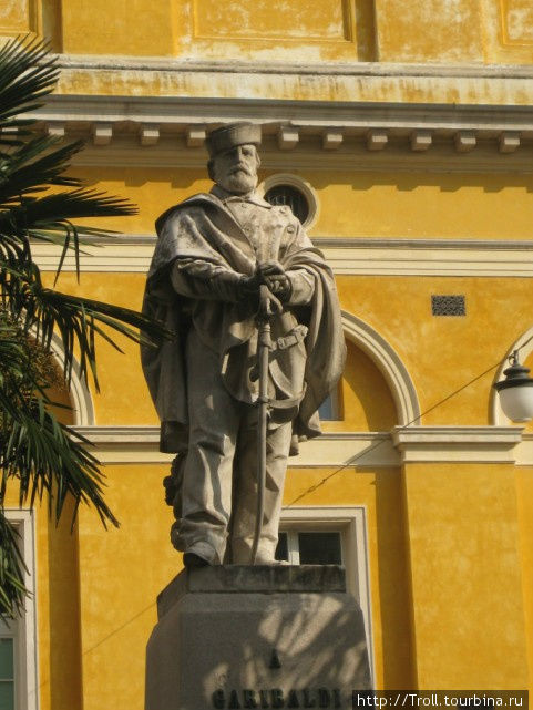 Главная площадь — сердце города Равенна, Италия