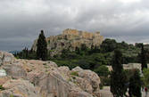 С Ареопага лучший вид на Акрополь. Кстати, я только сейчас рассмотрел возле входа справа квадратный храм Афины Ники. С Пропилей (со входа) я его просто не заметил