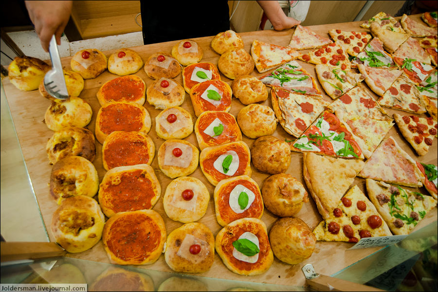 Типичная семейная пиццерия. Рим, Италия