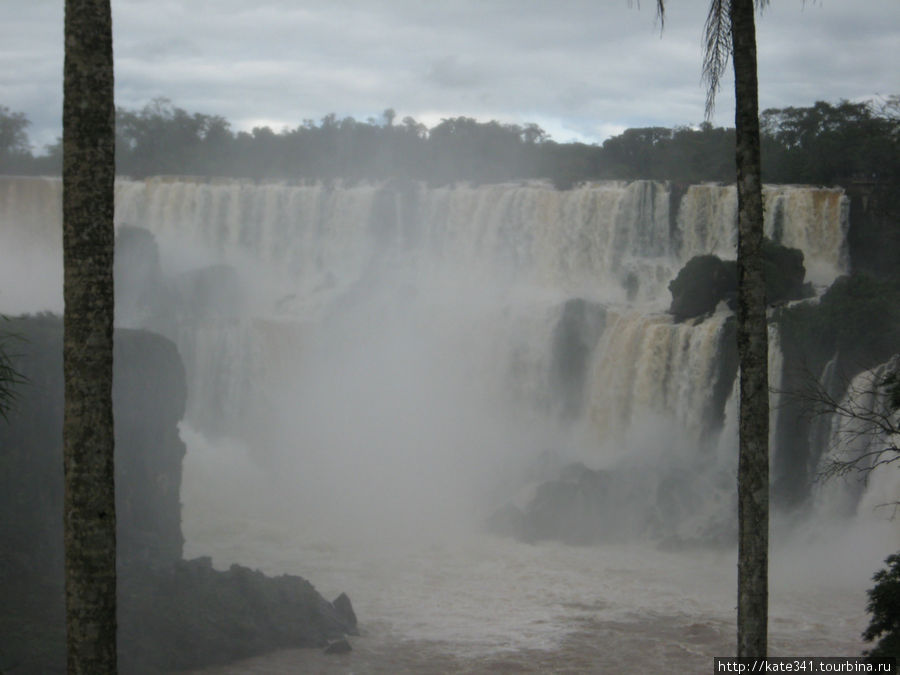 водопады Игуасу в пасмурный день Пуэрто-Игуасу, Аргентина