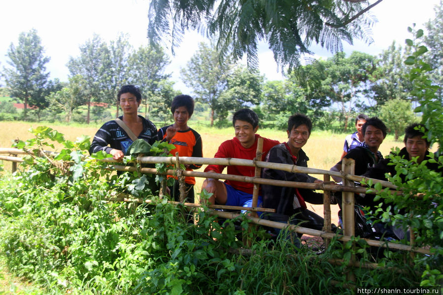 Местные жители смотрят на редких в этих местах туристов с любопытством Кало, Мьянма