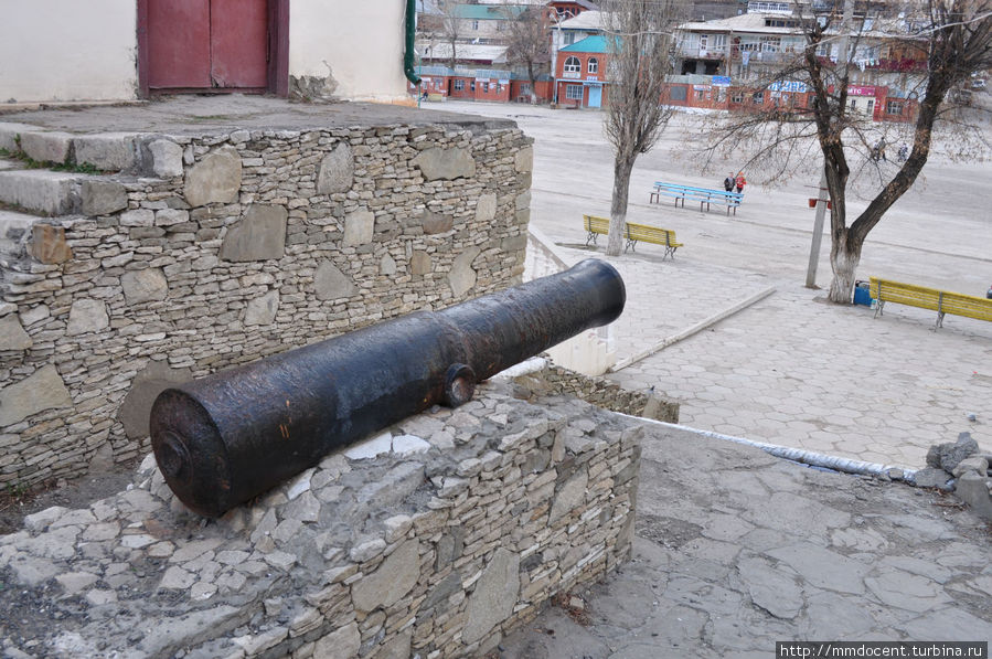 Пушка крепости на площади, возле музея. Гуниб, Россия