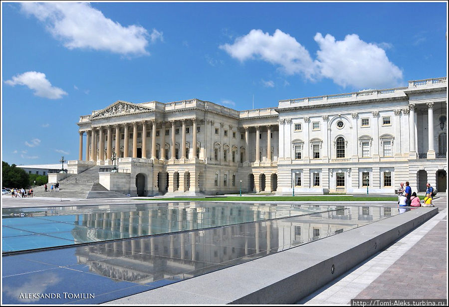 Нам понравился большой неглубокий фонтан по обе стороны от главного входа в Капитолий. В нем хорошо отражается весь архитектурный комплекс.
* Вашингтон, CША