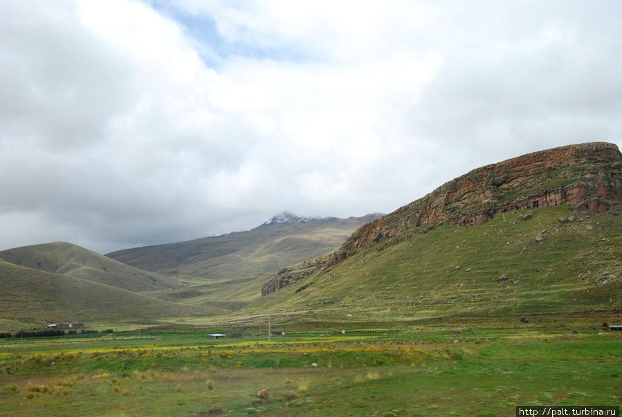 Чуть приподнявшись облака приоткрывают красавицу Белую Кордильеру Регион Пуно, Перу