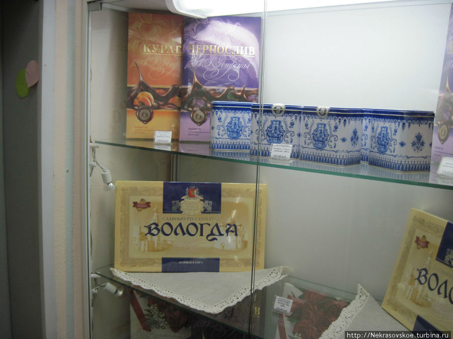 В магазине обращает внимание изобилие различных товаров с надписью Вологда. Это и конфеты. Россия