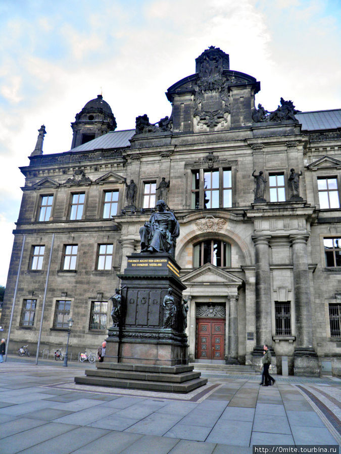 Дом земельных сословий и памятник королю Фридриху-Августу. В настоящее время там находится Верховный суд Саксонии. Дрезден, Германия