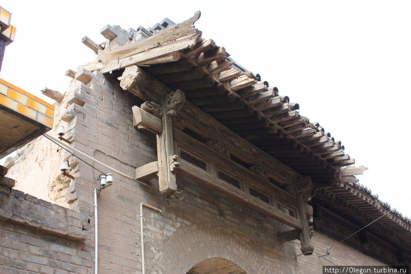 Крыши домов покрыты черепицей, декорация деревянная