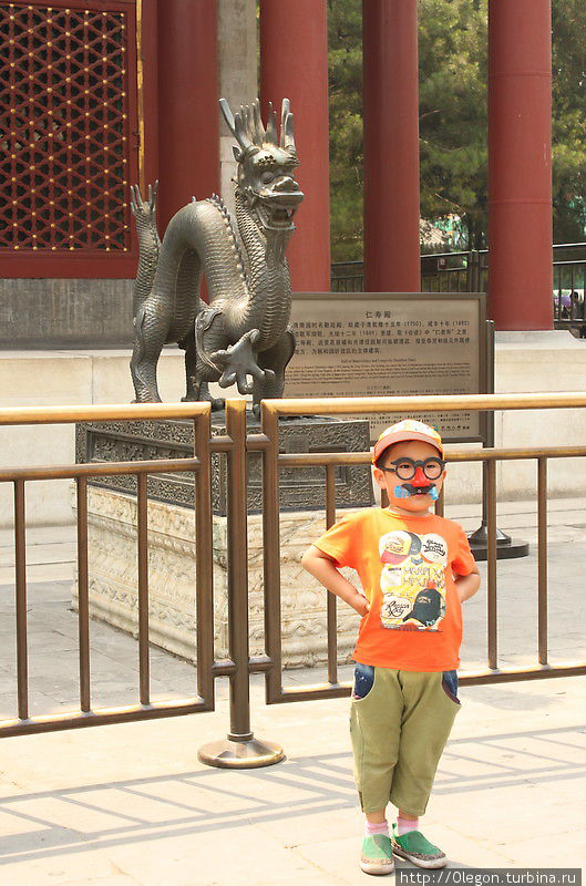 На фоне дракона фотографируются Китай