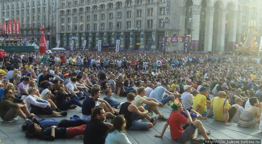Фан-зона, Площадь Свободы, все смотрят футбол Киев, Украина