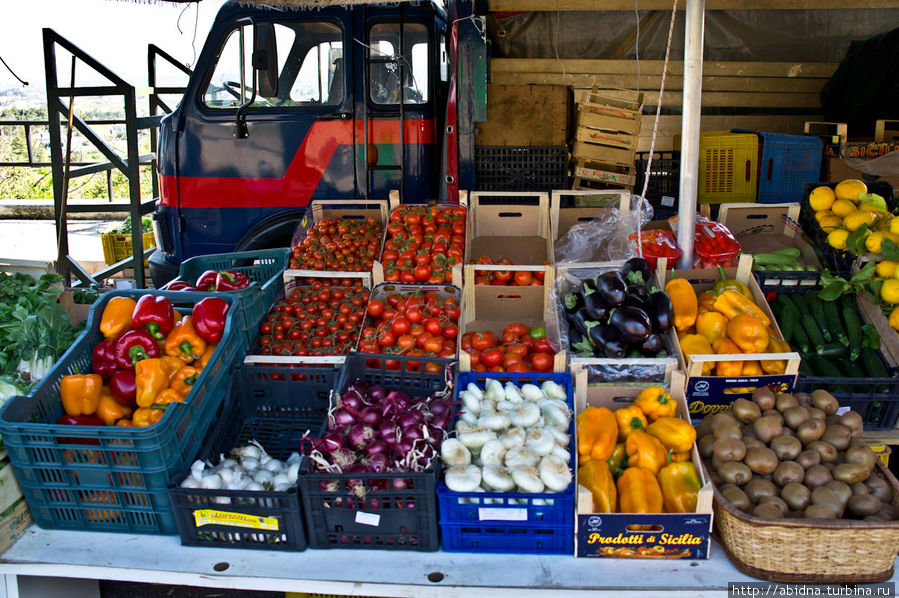 Фрукты-овощи по дороге к домам трулло Альберобелло, Италия