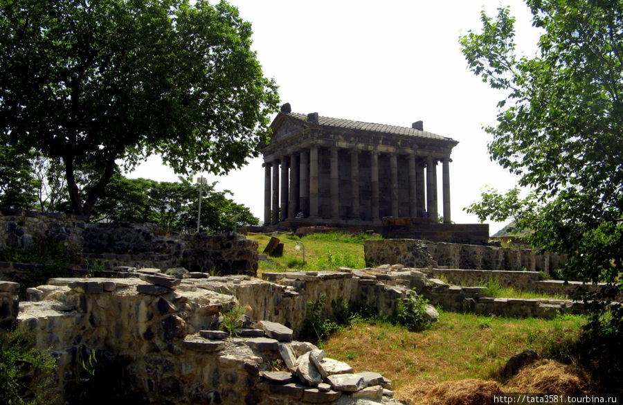 Так храм выглядит летом (фото из интернета) Гарни, Армения