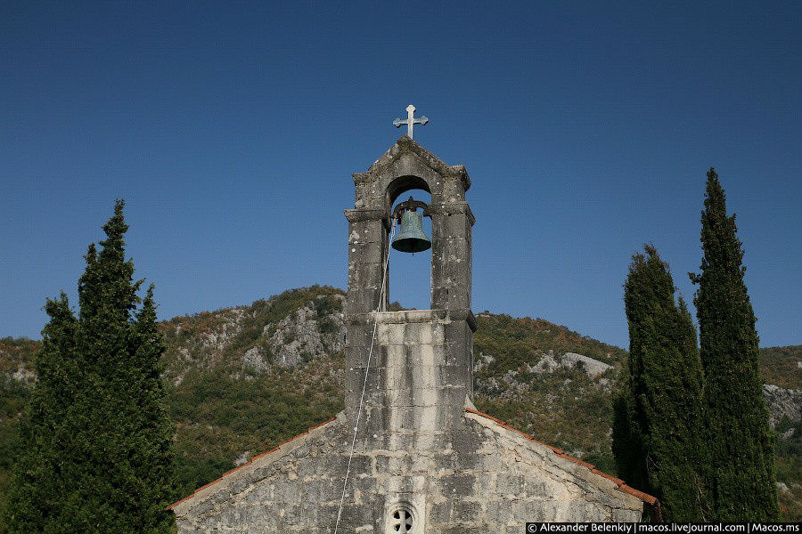 В-общем, монастырь ерунда. По дороге можно встретить куда более древние и интересные церкви. Черногория