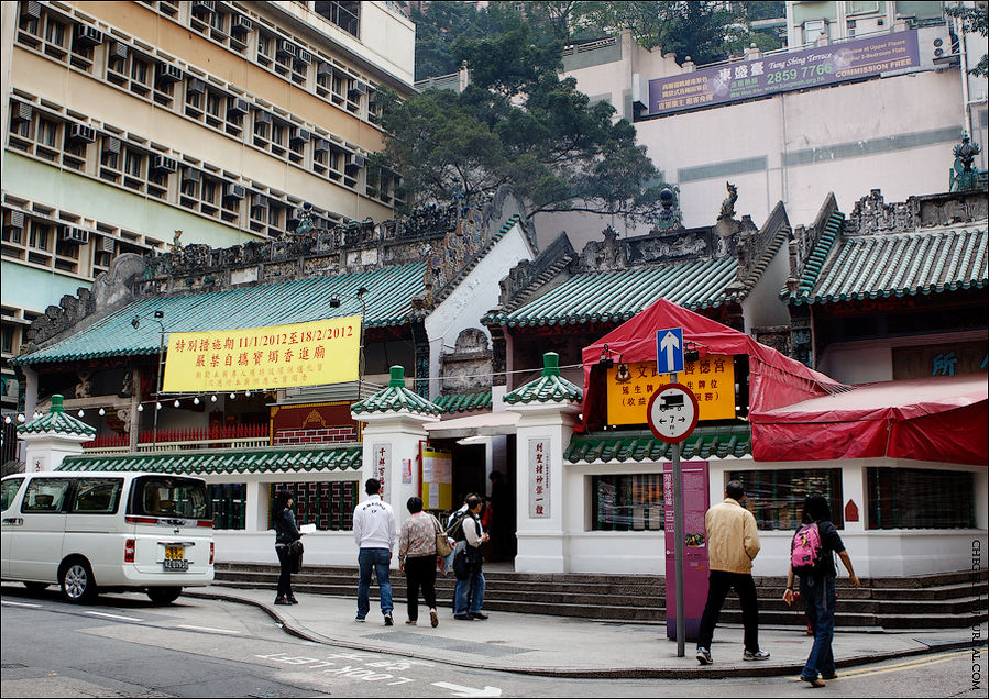 Храм Man Mo — построен тут в 1847 году. Внутрь я не пошел снимать, так как нам была вывеска, запрещающая это делать, но после просмотра нескольких постов про Гонконг, понял, что вывеска эта ничего не значит и все там все равно фотографируют. Виктория, Гонконг