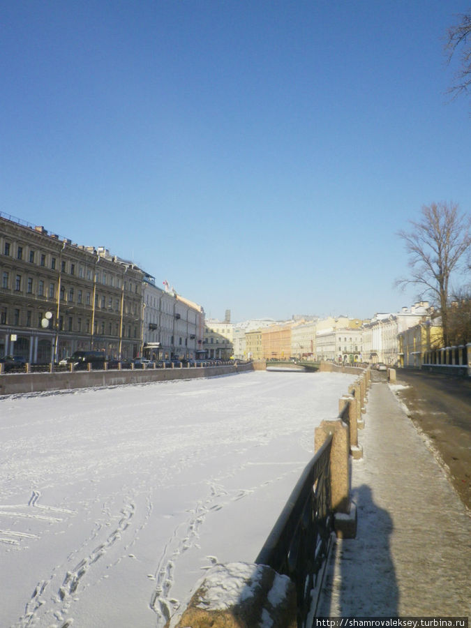 Замерзшая Мойка и цветные мосты Санкт-Петербург, Россия