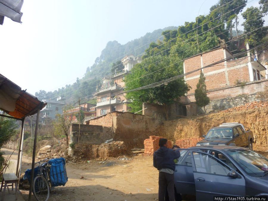 Катманду. Отсюда начинается подьем к монастырю Тритен Норбутсе. Катманду, Непал