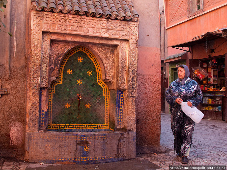 Обычный квартальный фонтан в Марракеше. Марокко