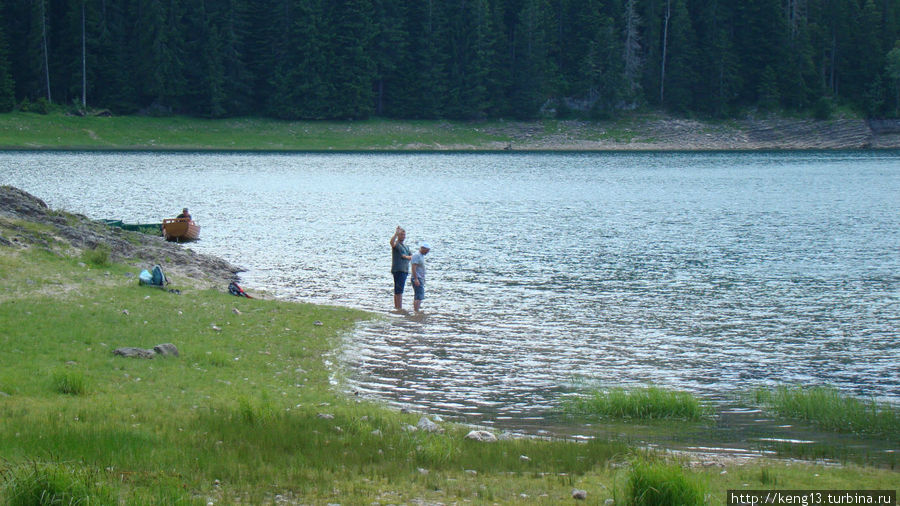 Сбросив рюкзаки и сандали с удовольствием погрузили свои ноги в  воды озера дарящие приятную прохладу, усталось как рукой сняло. Жабляк, Черногория