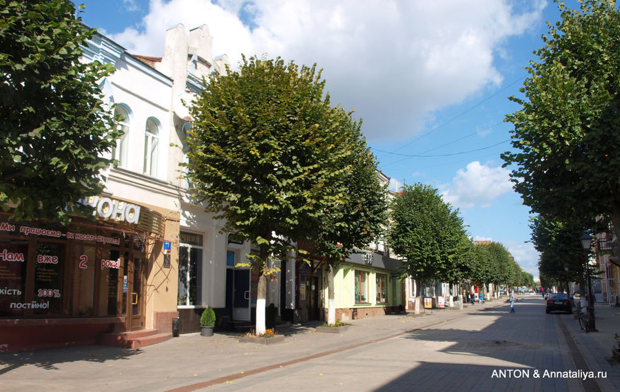 Пешеходная улица Леси Украинки — местный Арбат. Луцк, Украина