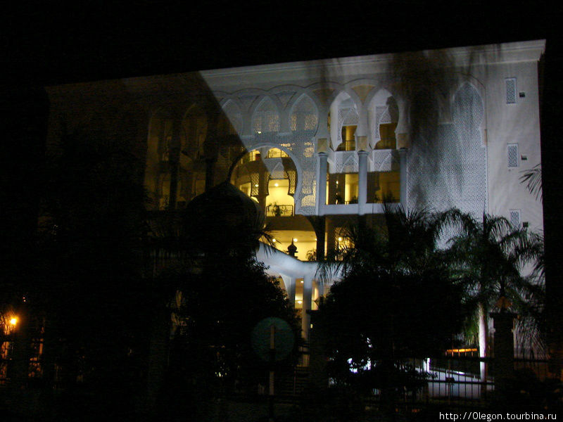 Ночь на дворе, но отель ещё не спит Кота-Кинабалу, Малайзия