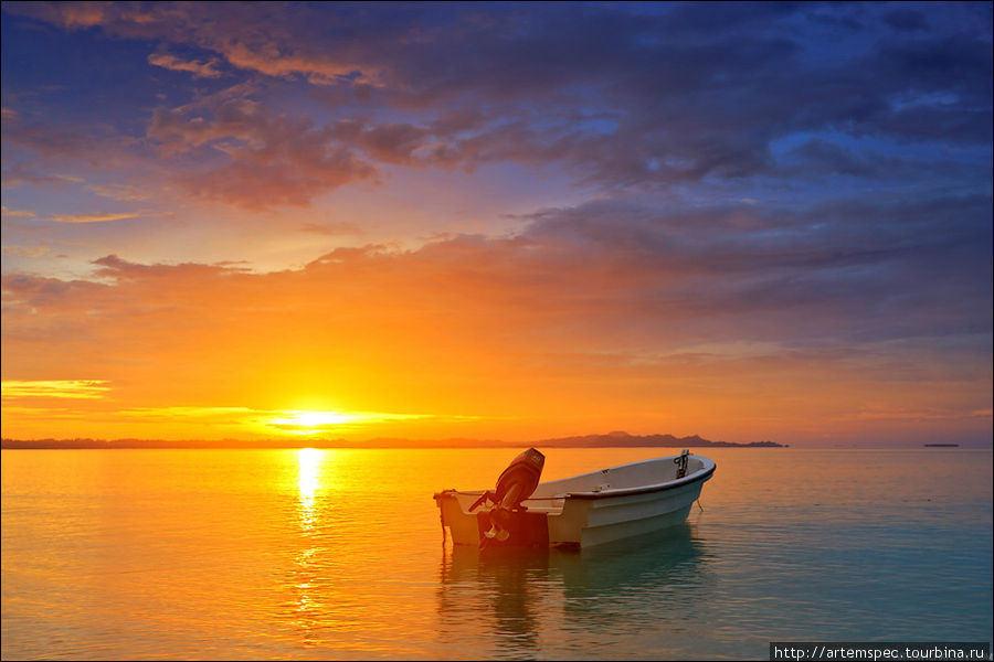 Солнце буквально плавит горизонт, раскрашивая небо и океан во все цвета радуги Суматра, Индонезия