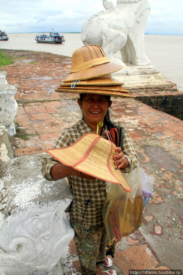 Нигде не скрыться от торговцев сувенирами Мингун, Мьянма