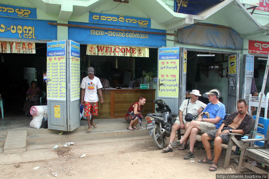 В ожидании автобуса. Внутри есть помещение для зала ожидания, но снаружи воздуха больше Монива, Мьянма