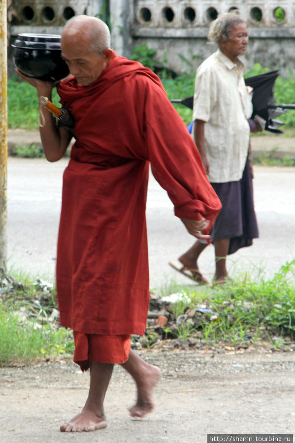 Монахи на улицах Янгон, Мьянма
