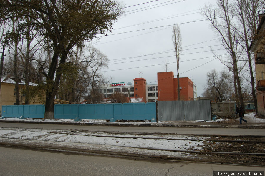 Забор на месте снесенного некультурного дома по ул. Огородная, 158 Саратов, Россия
