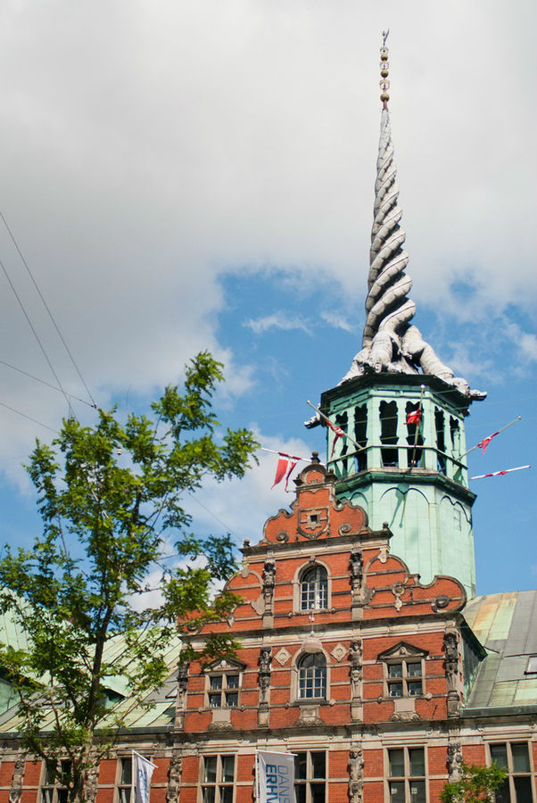 Шпиль башни образуют скрученные хвосты... конечно, драконов. Копенгаген, Дания