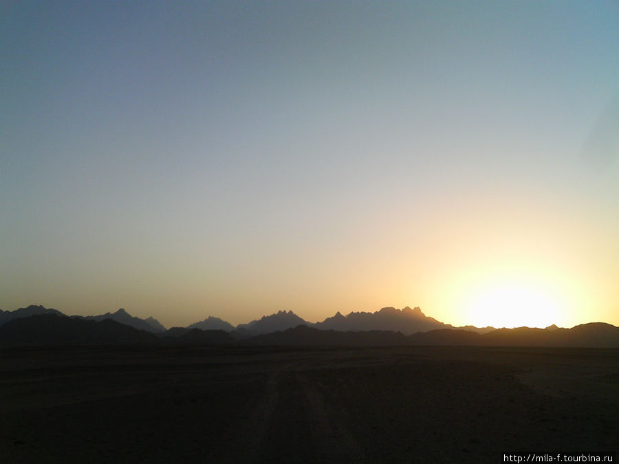Закат в пустыне. Горы так и выглядят тенями друг от друга. Хургада, Египет