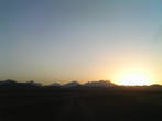 Закат в пустыне. Горы так и выглядят тенями друг от друга.