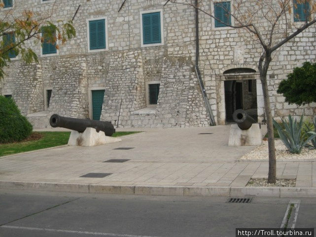 Кое-где на набережной и артиллерия бывает Шибеник, Хорватия