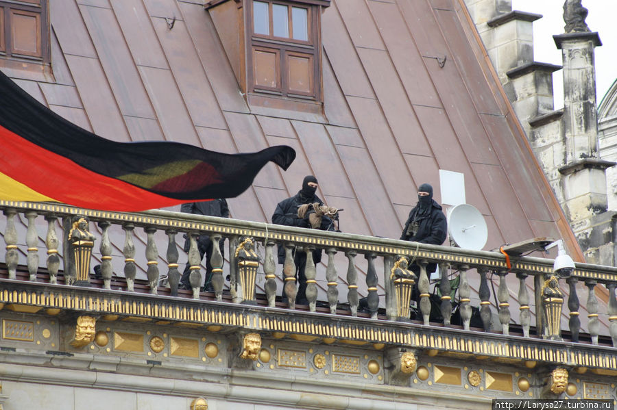 Если над Ратушей — знамя Германии, значит в городе визит на самом высшем уровне. Охрана Ангелы Меркель на крыше Ратуши. Бремен, Германия
