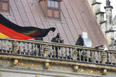 Если над Ратушей — знамя Германии, значит в городе визит на самом высшем уровне. Охрана Ангелы Меркель на крыше Ратуши.