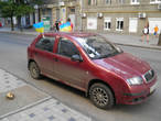 Зафиксирован всплеск национального создания. Автомобилисты, как в День Победы ездят с Георгиевскими ленточками, теперь ездят с флагами Украины.