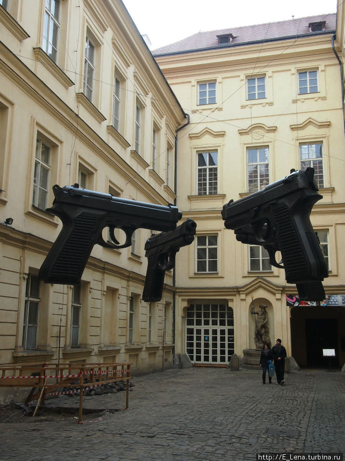 Наружная инсталяция выставки современного искусства Прага, Чехия