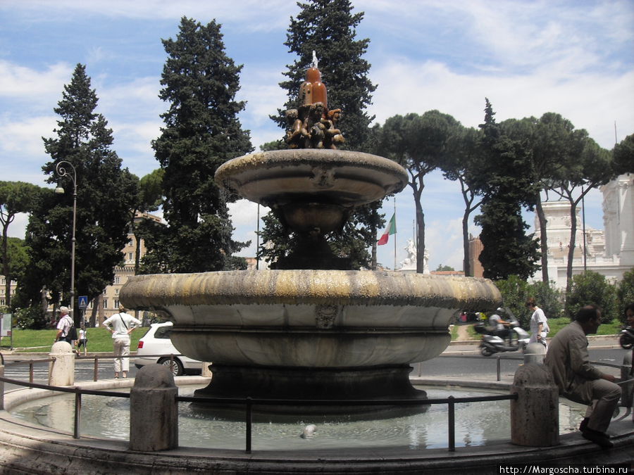 Фонтан слева от монумента Алтарь Отечества. Рим, Италия