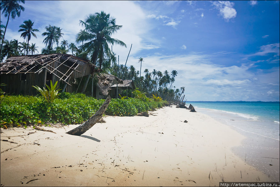 Эта часть острова была затоплена во время цунами. Суматра, Индонезия