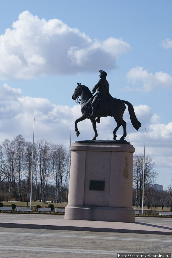 Памятник Петру I перед входом в Константиновский дворец Стрельна, Россия