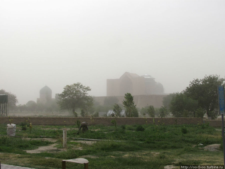 мавзолей в пыльную бурю Туркестан, Казахстан